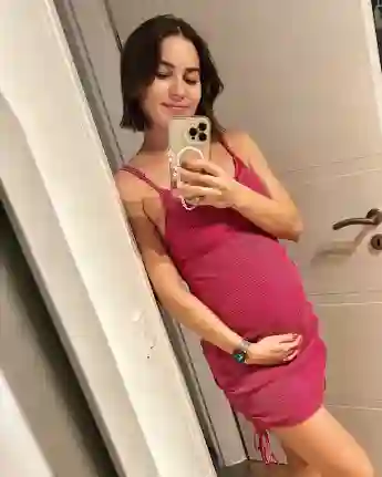 Renata Lusin zeigt ihren Babybauch