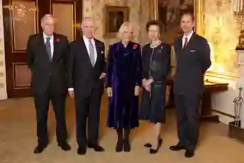 Richard, Herzog von Gloucester, König Charles III., Herzogin Camilla, Prinzessin Anne und Prinz Edward posieren für ein gemeinsames Foto im November 2022.