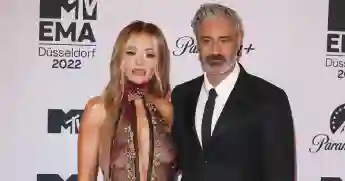 Rita Ora und Taika Waititi Arm in Arm bei einem Event im November 2022