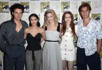 Der Cast von „Riverdale“ mit Cole Sprouse, Camila Mendes, Lili Reinhart, Madelaine Petsch und K.J. Apa am 21. Juli 2019