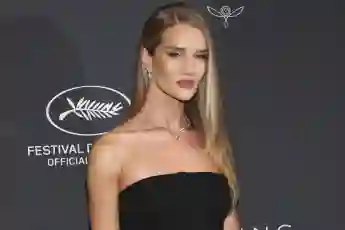 rosie huntington whiteley heiß freizügig haut bikini body look