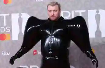 Sam Smith in einem krassen Latex-Outfit bei den Brit Awards