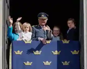 Die schwedische Königsfamilie mit Prinz Gabriel, Prinzessin Estelle und Prinz Oscar am 30. April 2022