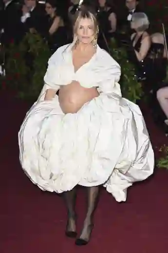 Sienna Miller zeigt ihren nackten Babybauch