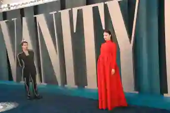 Sophie Turner posiert schwanger auf dem roten Teppich