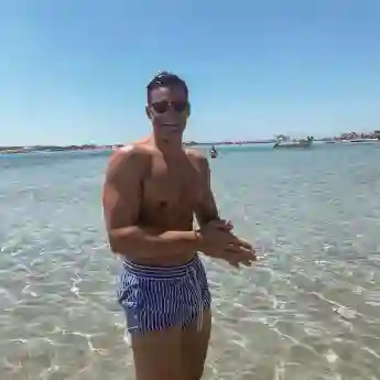 Stefano Zarrella posiert in Badehose im Wasser auf Instagram