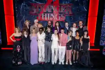 Der Cast von „Stranger Things“ Staffel 4 versammelt auf einem Gruppenfoto 2022