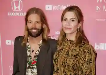 Taylor Hawkins und seine Frau Alison Hawkins bei dem 2019 Billboard Women In Music at Hollywood Palladium am 12. Dezember 2019