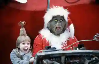 Taylor Momsen und Jim Carrey in „Der Grinch“