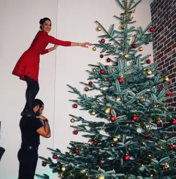 Rebecca Mir und Massimo Sinato schmücken ihren Tannenbaum
