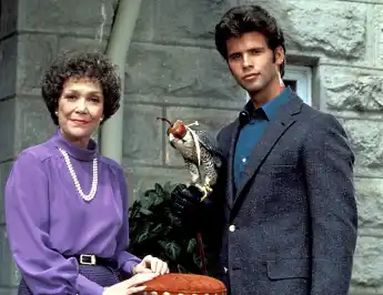 Jane Wyman und Lorenzo Lamas in „Falcon Crest.