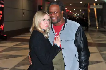 mola adebisi adelina zilai frau heirat hochzeit