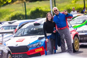 Albert von Thurn und Taxis und seine Copilotin Jara Hain vor dem Rennwagen