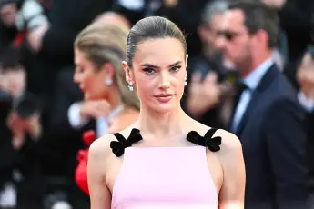 alessandra ambrosio heiß sexy unbekleidet freizügig cover vogue