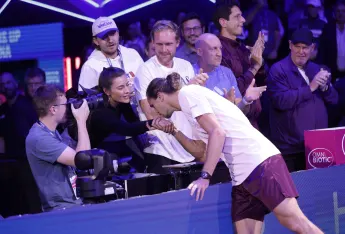 Alexander Zverev gibt seiner Sophia Thomalla einen Handkuss.