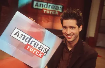 Andreas Türck in Andreas Türck (PRO SIEBEN) 01/98 her Mann TV Fernsehen Moderation dunkelhaarig leger Jackett Hemd braun
