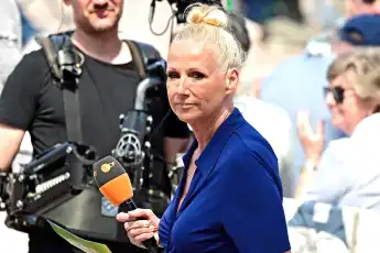 Andrea Kiewel stimmt Skandal-Song an.