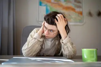 Mädchen, das Angst vor einer Prüfung hat.