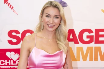 anna carina woitschack heiß sexy freizügig hüllenlos playboy backstage shooting bikini