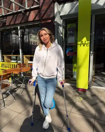 Anna-Carina Woitschack auf Krücken