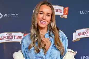 annemarie carpendale heiß sexy freizügig haut outfit look superbloom festival bh hotpants