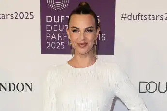 annika lau oben ohne freizügig hüllenlos heiß körper haut