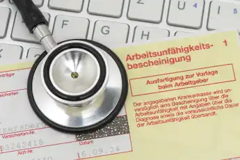 Eine Arbeitsunfähigkeitsbescheinigung in Papierform