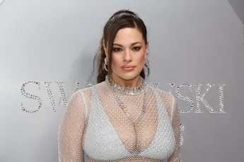 Ashley Graham im Transparent-Kleid