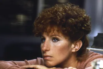 Barbra Streisand mit nachdenklichem Blick