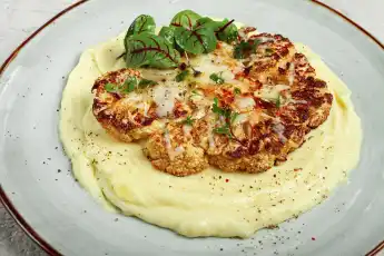 Ein leckeres Blumenkohl-Steak mit Püree.