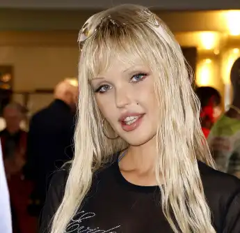 Bonnie Strange beauty doc schoenheits ops vlog