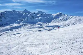 Schneebedeckte Skipisten in Bormio
