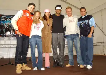 Bro'Sis-Mitglieder Faiz Mangat, Hila Bronstein, Indira Weis, Giovanni Zarella, Ross Antony und Shaham Joyce