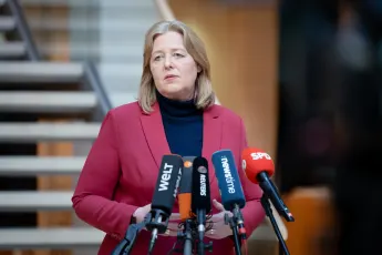 Zum 1. Juli 2026 erhöhen sich die gesetzlichen Renten um 4,24 Prozent.