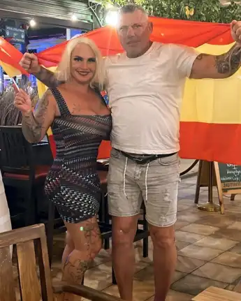 caro robens andreas robens heiß sexy kleid dress haut ausschnitt dekolleté