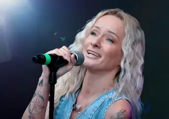 Christin Stark auftritt bühne hot heiß freizügig