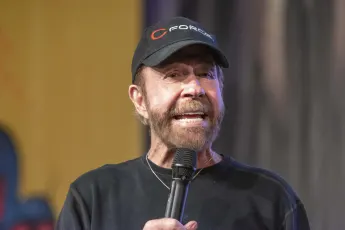 Chuck Norris bei einer Veranstalung