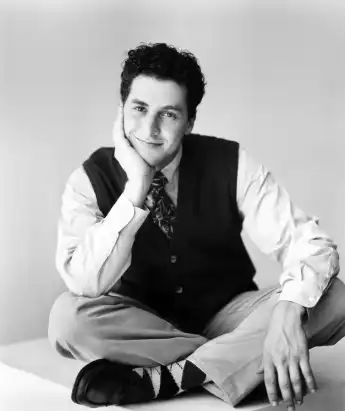 Corey Parker lächelt im Schneidersitz