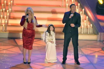 Daniela Katzenberger, Tochter Sophia und Mann Lucas Cordalis auf der Bühne im November 2022