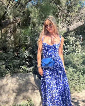 Davina Geiss in einer Kombi aus Badeanzug und Rock