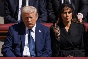 Donald Trump und Melania Trump bei der Beerdigung von Papst Franziskus