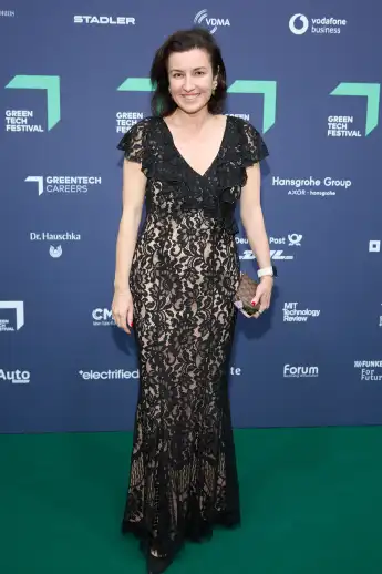 dorothee bär kleid preisverleihung roter teppich look