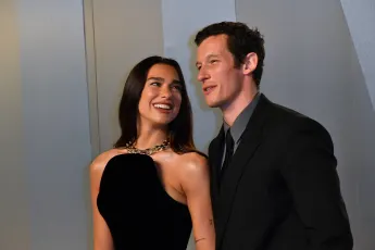Dua Lipa und Callum Turner strahlen