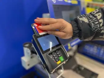 RFID-Blocker schirmen Bankkarten und Ausweise ab und reduzieren das Risiko unbemerkter Datendiebstähle.