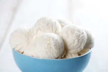 Cremige Sahne-Eiskugeln