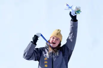 Emma Aicher feiert die Silbermedaille