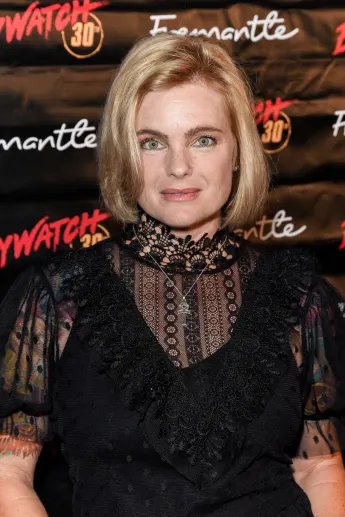 erika eleniak heute aussehen sexy