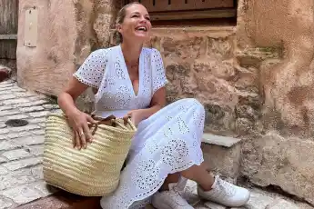 eva brenner heiß sexy freizügig haut cut out kleid look dekolleté