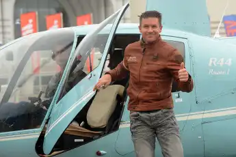 Felix Baumgartner beim Ausstieg aus einem Helikopter
