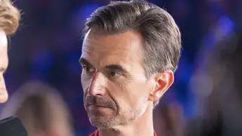 Florian Silbereisen besorgt eine Kollegin.